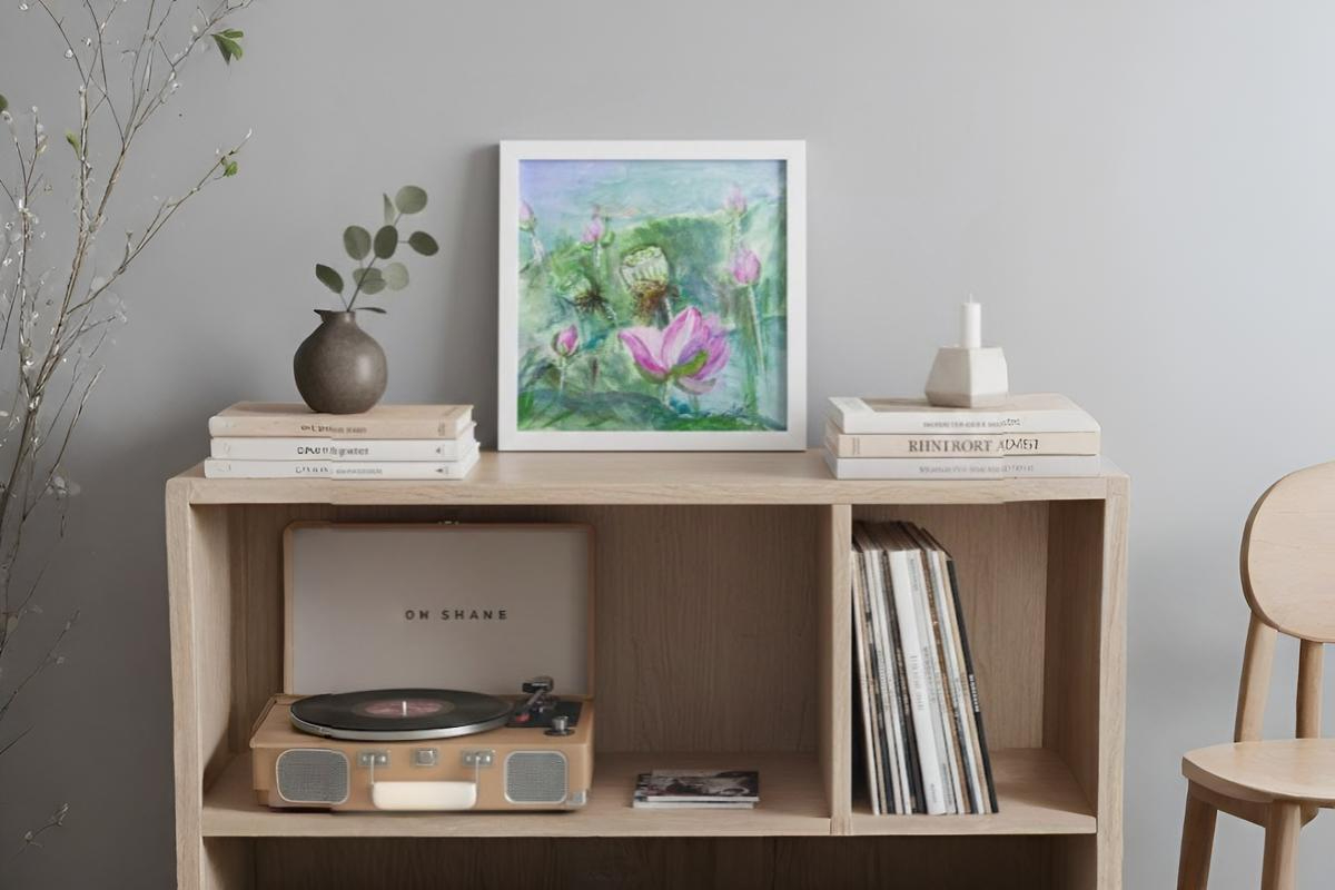 Điểm nhấn tinh tế cho kệ sách với tranh vẽ tay hoa sen