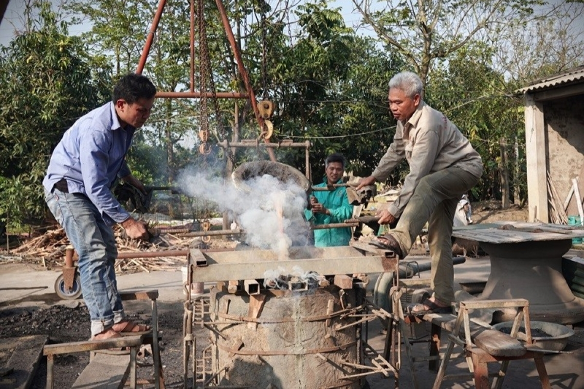 bronze-casting-artisan-Nguyen-Ba-Chau